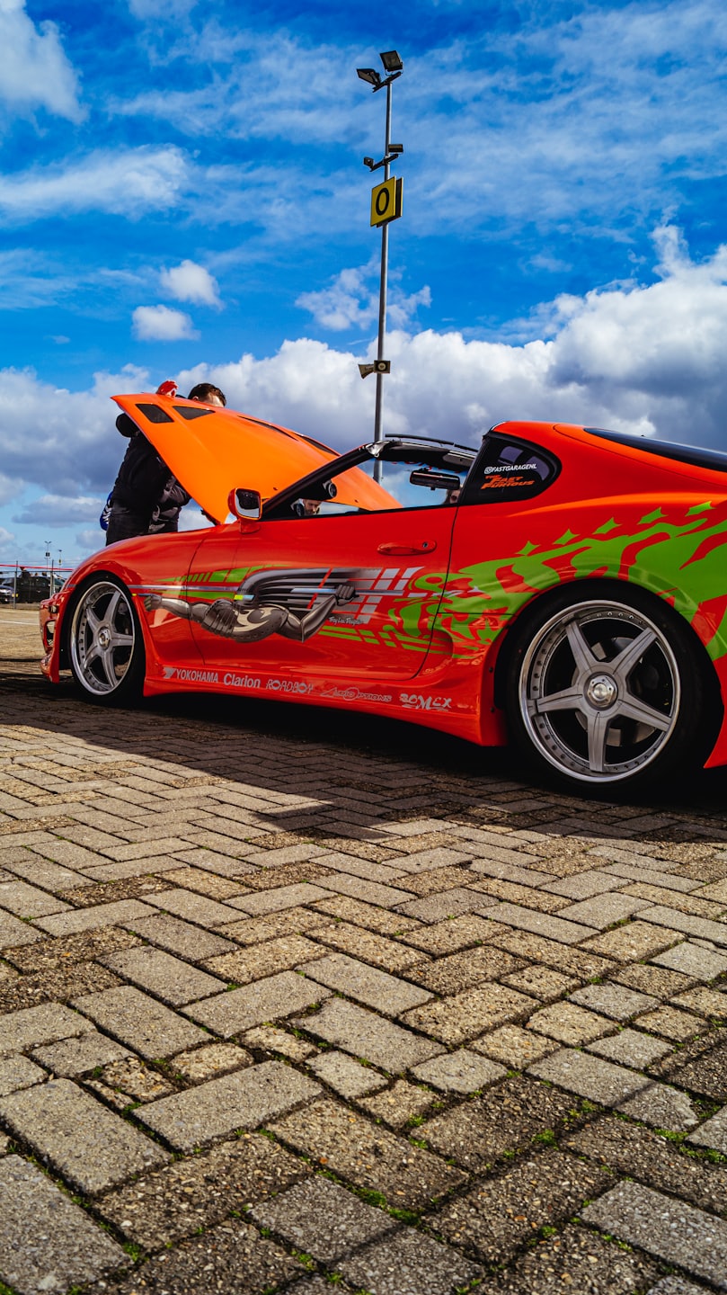 oklejanie floty samochodowej Kraków – projekt graficzny auta firmowego