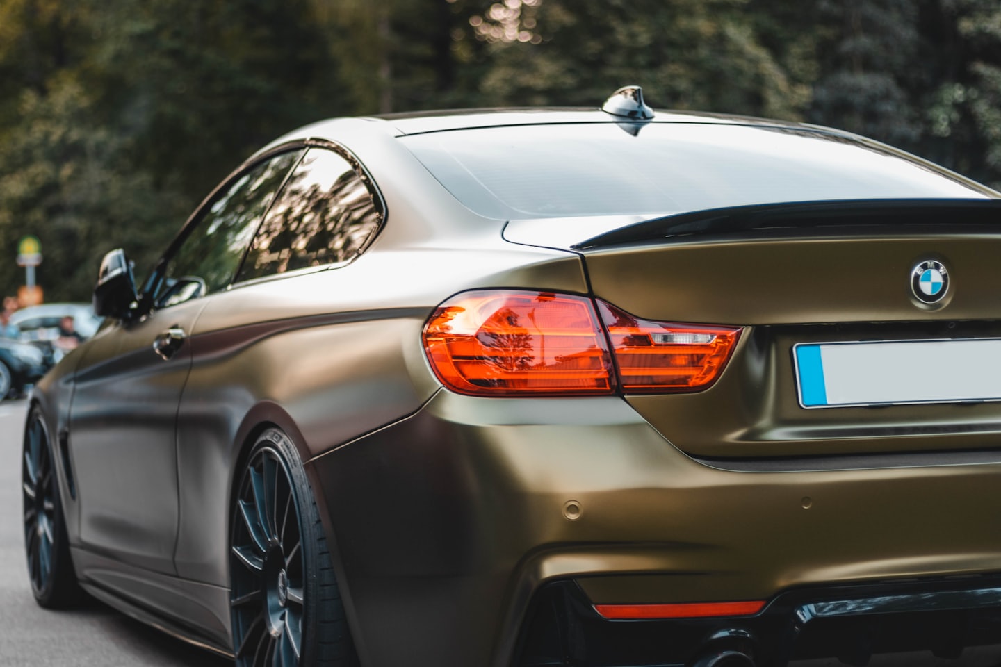 Oklejanie samochodu reklamą – widoczna grafika marketingowa na aucie