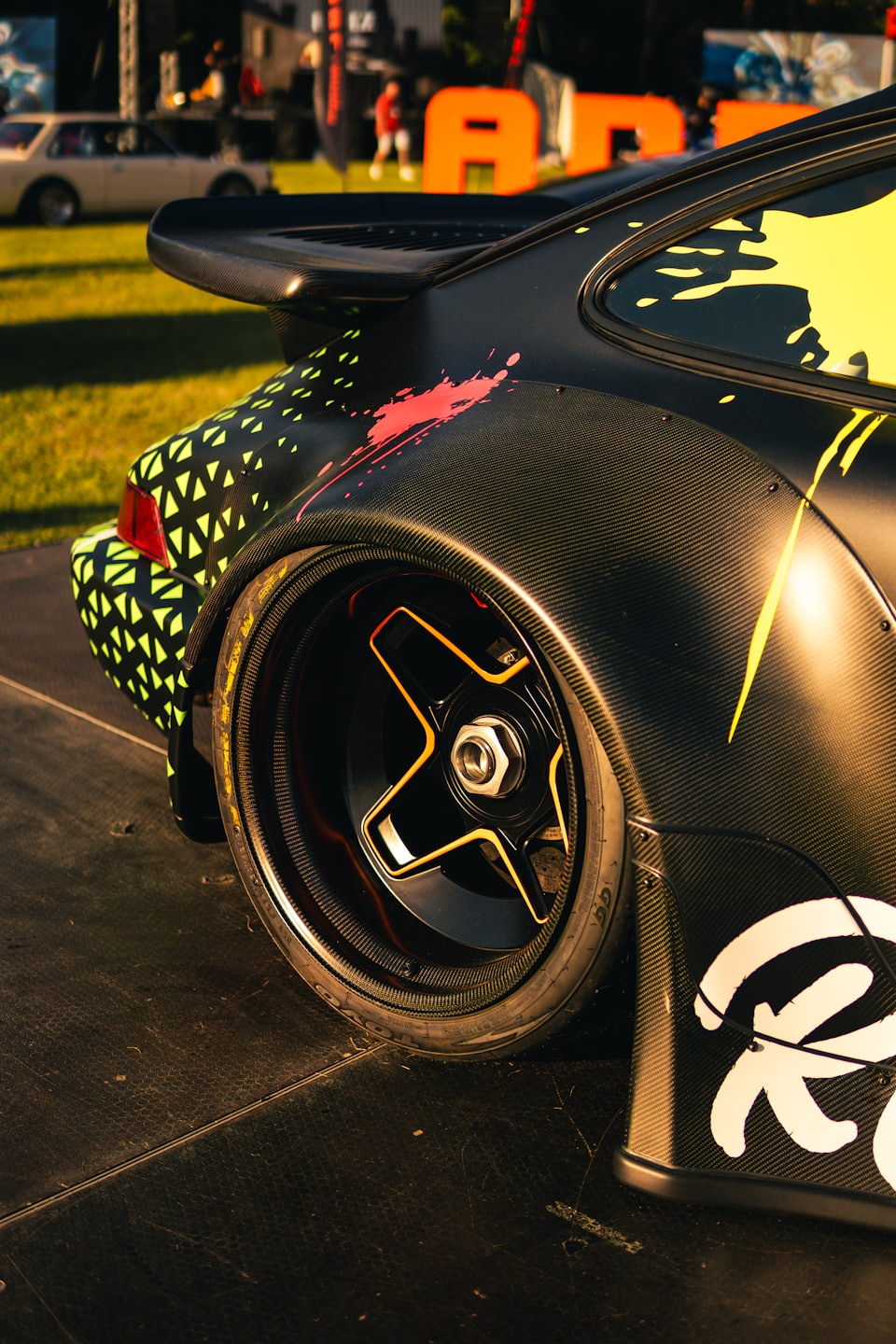 oklejanie samochodów firmowych – flota aut z reklamą