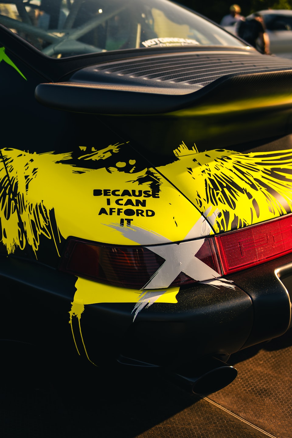 projekt oklejenia auta firmowego – grafika reklamowa na samochodzie