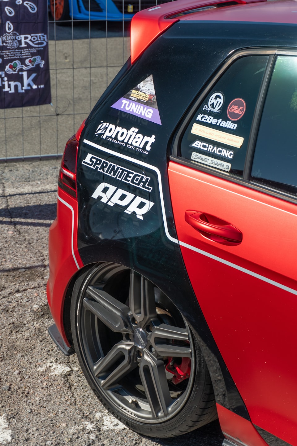 flota samochodów z oklejeniem reklamowym – branding pojazdów